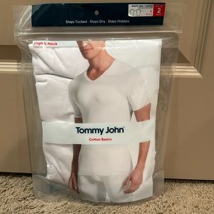 Tommy John Men’s Cotton Basics V-neck t-shirts. Size L